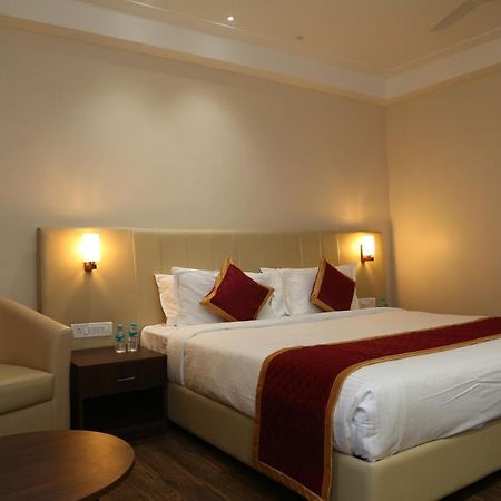 Hotel Skanda Palace Thiruttani Buitenkant foto