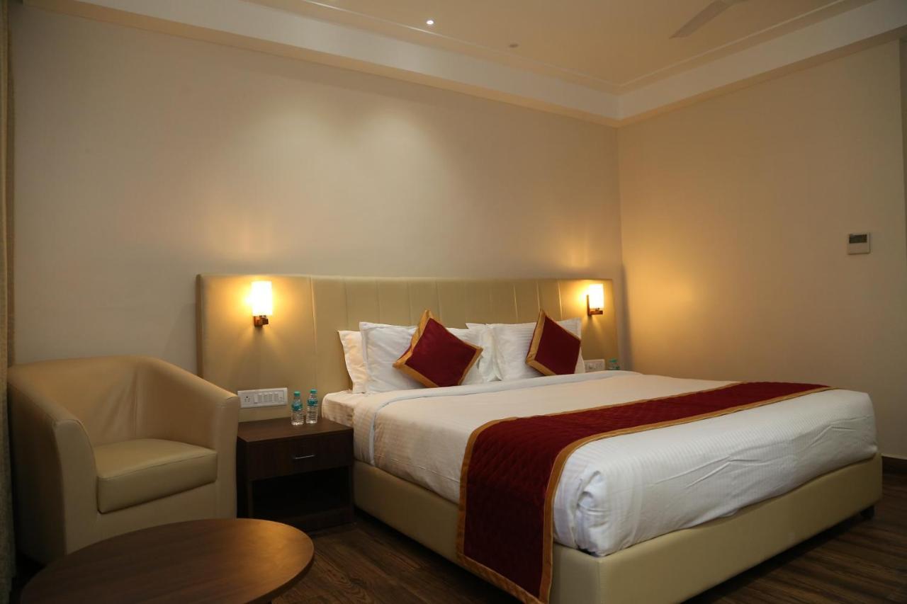 Hotel Skanda Palace Thiruttani Buitenkant foto