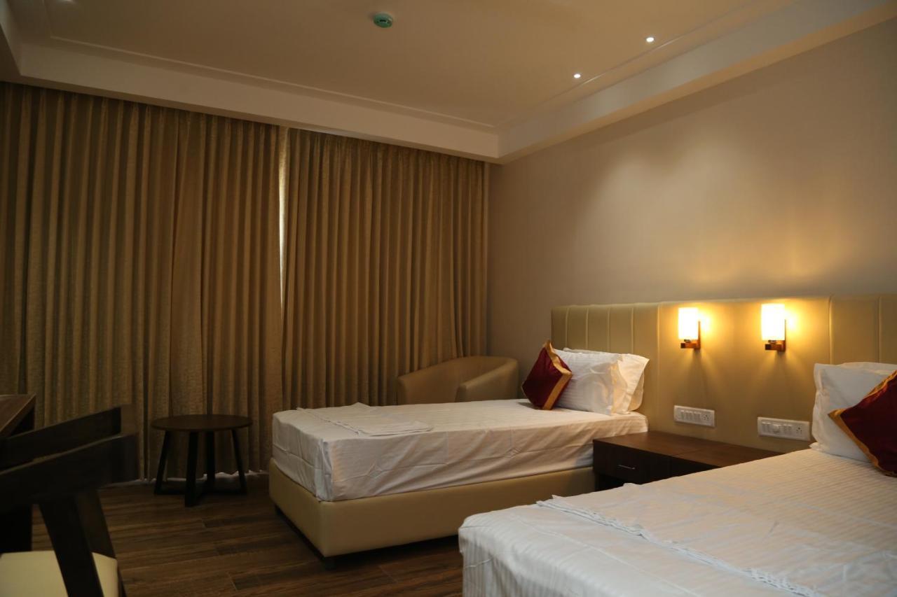 Hotel Skanda Palace Thiruttani Buitenkant foto