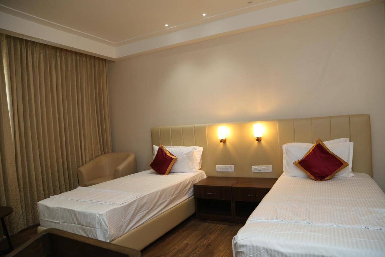 Hotel Skanda Palace Thiruttani Buitenkant foto